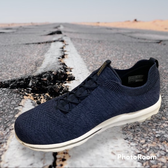 LIKE NEW SKECHERS PERFORMANCE GO WALK Women’s Navy blue/white sneaker, Size 8 - Picture 2 of 8